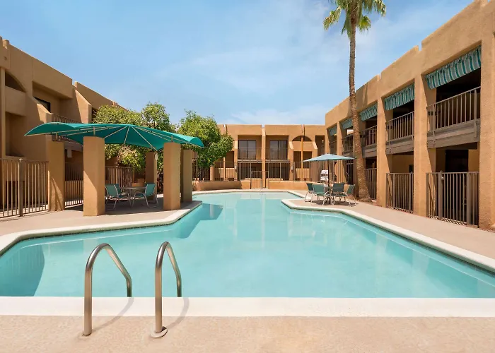 Ramada By Wyndham Tucson Airport Hotel Drexel Heights