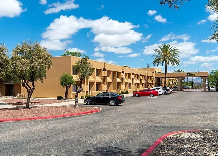 Ramada By Wyndham Tucson Airport Hotel 3*