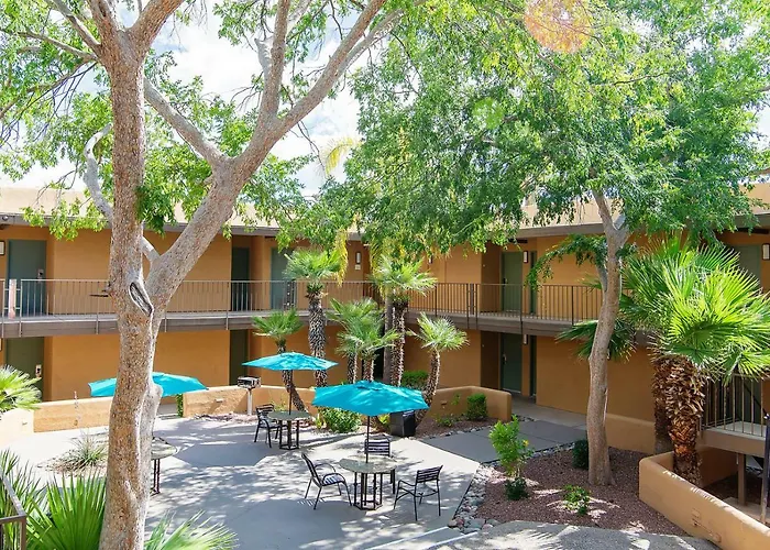 Ramada By Wyndham Tucson Airport 3*